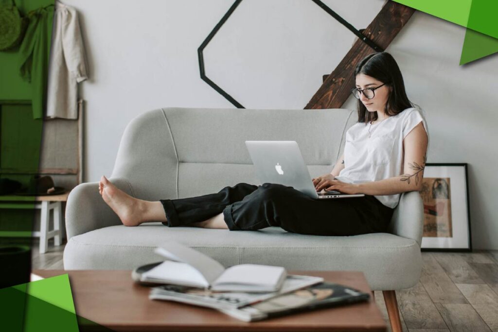 Zdjęcie do artykułu na blogu Pro-Tax. Na zdjęciu kobieta korzystająca z komputera